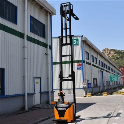 Stojeći električni paletni viličar